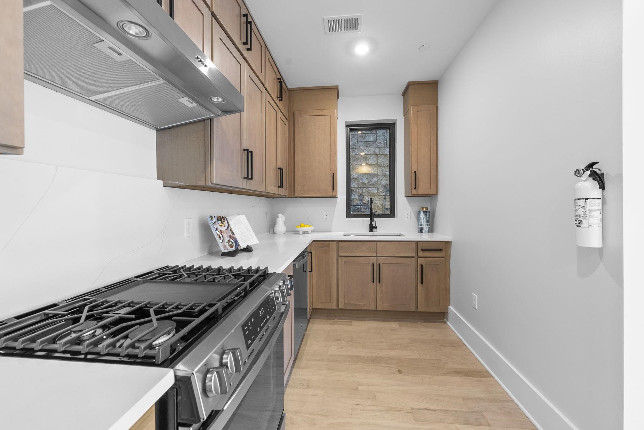 124 GLENWOOD AVE Unit: 2