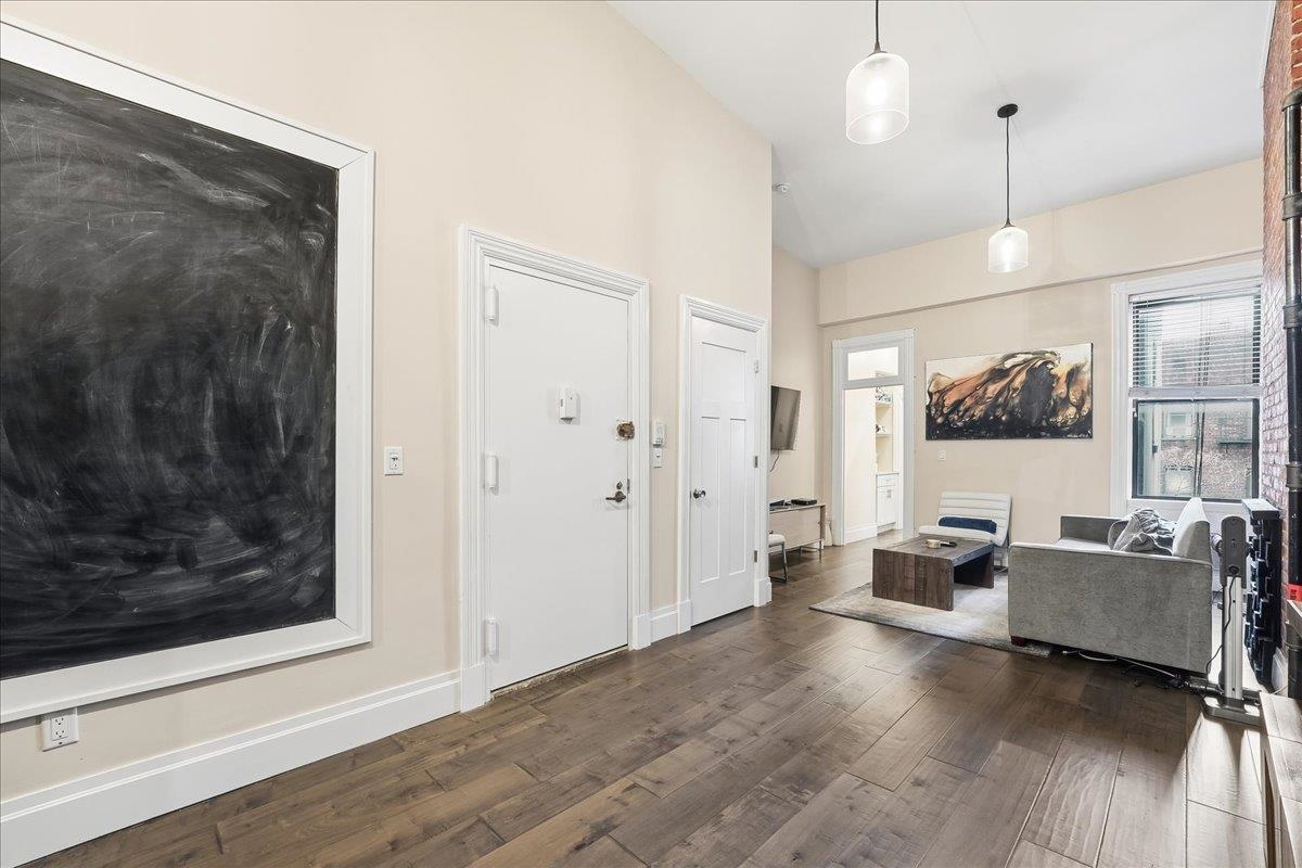 1122 HUDSON ST Unit: 5B