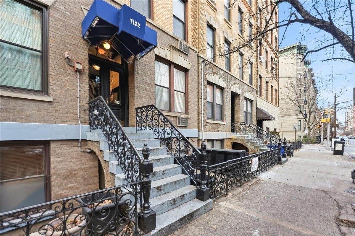 1122 HUDSON ST Unit: 5B