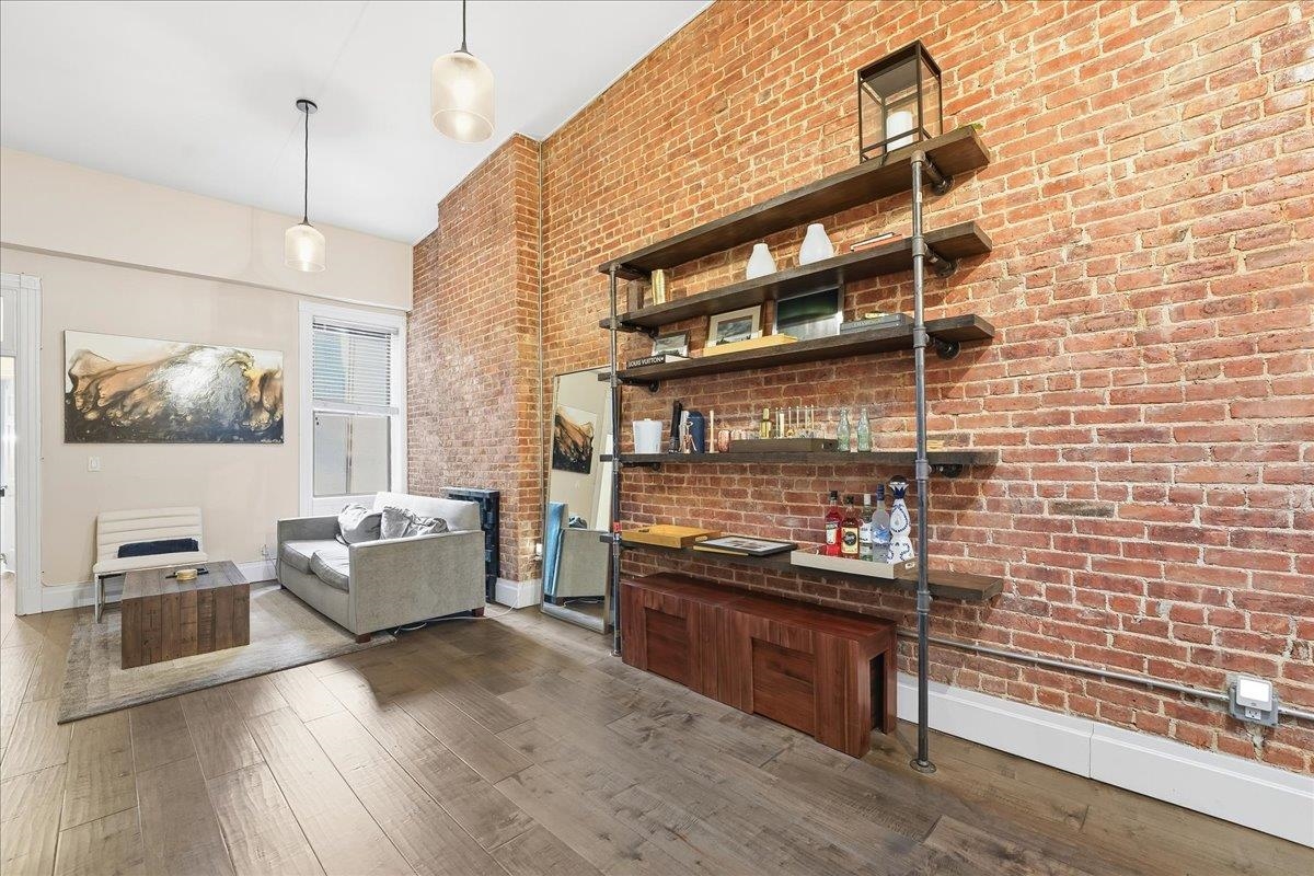 1122 HUDSON ST Unit: 5B