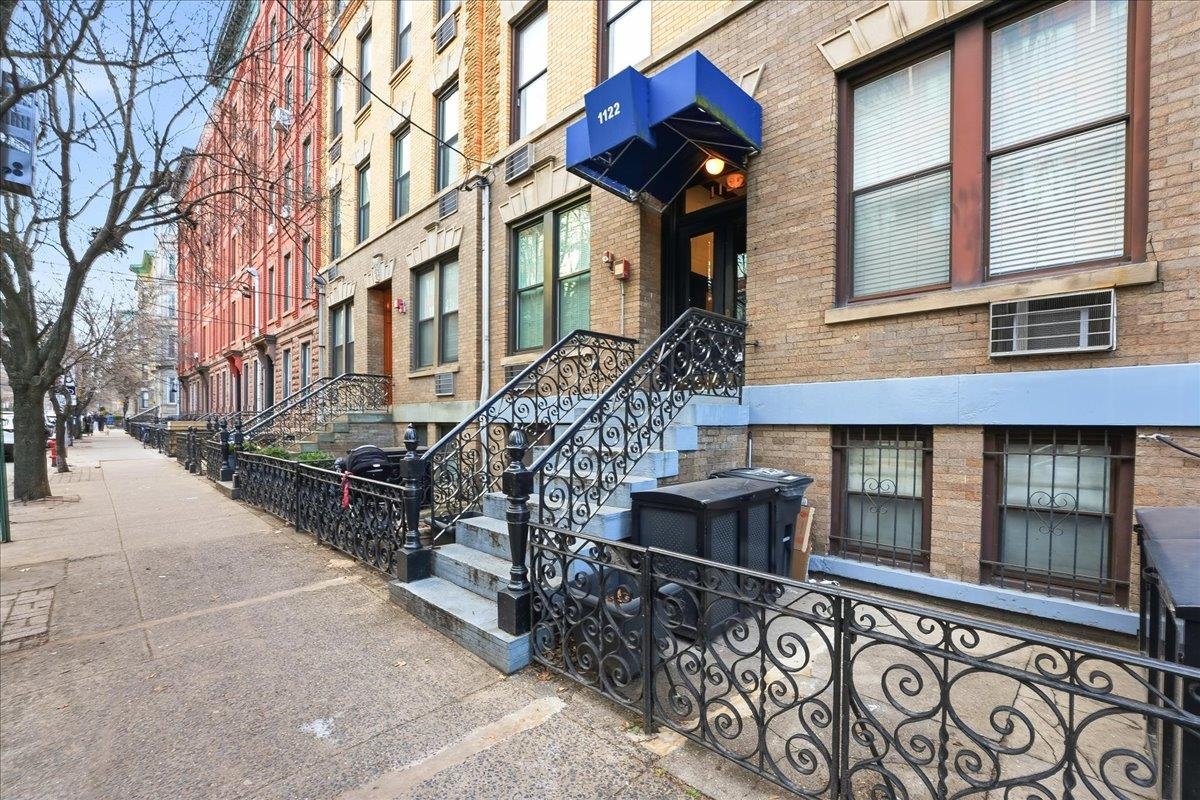1122 HUDSON ST Unit: 5B