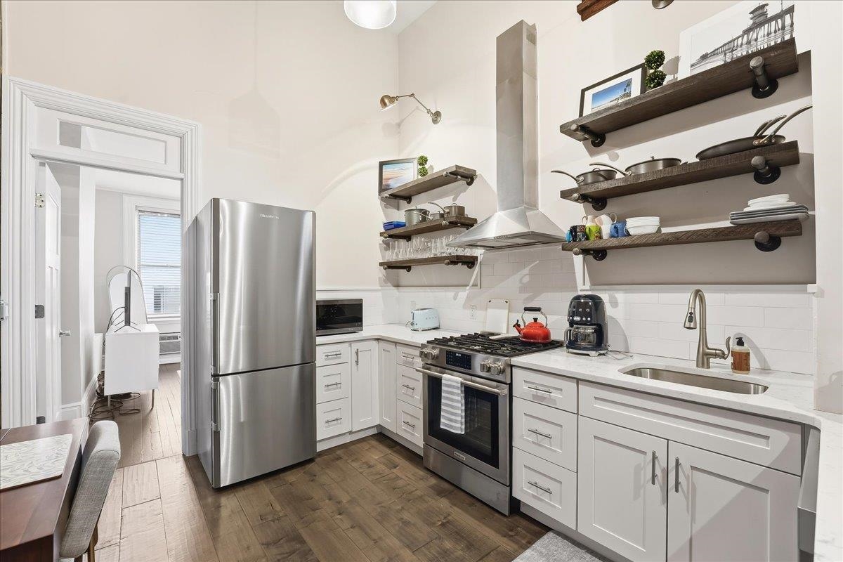 1122 HUDSON ST Unit: 5B