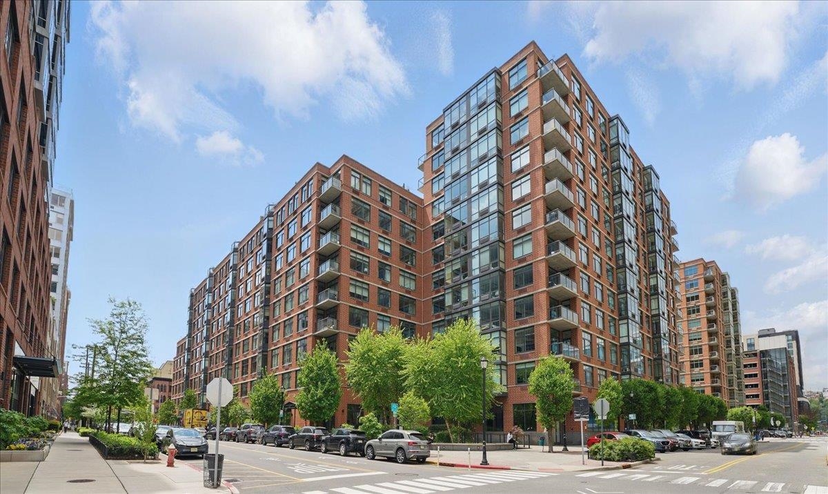 1400 HUDSON ST Unit: 823