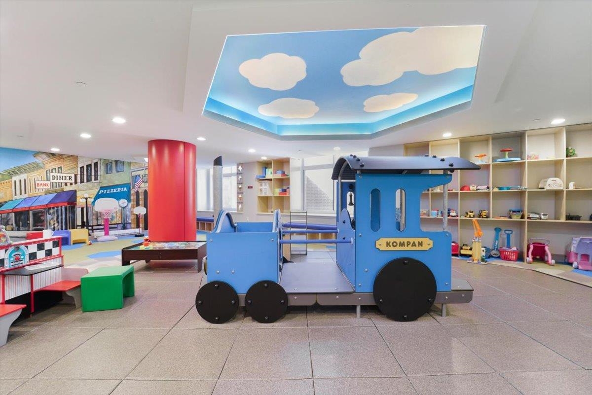 1400 HUDSON ST Unit: 823