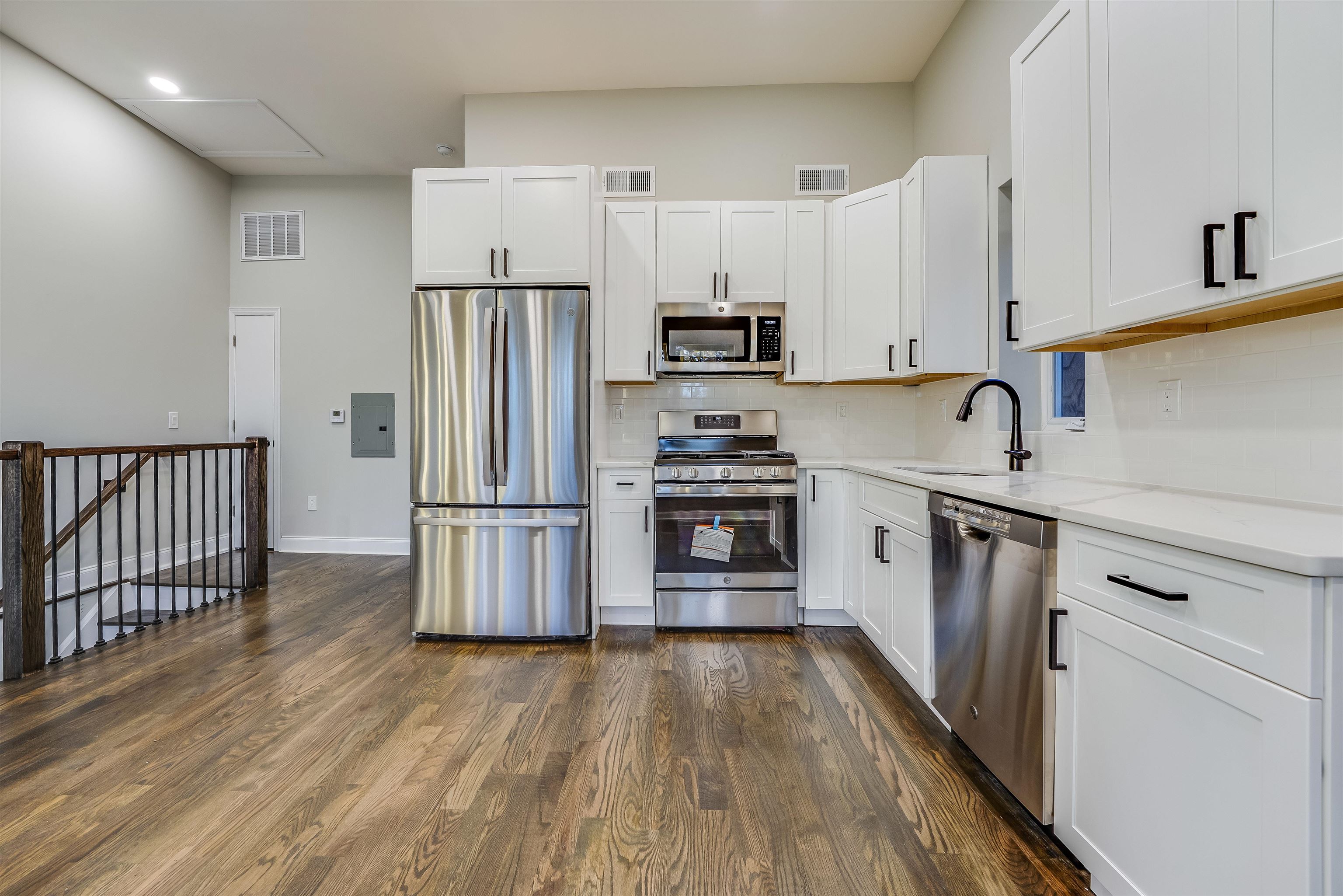 172 MALLORY AVE Unit: 2