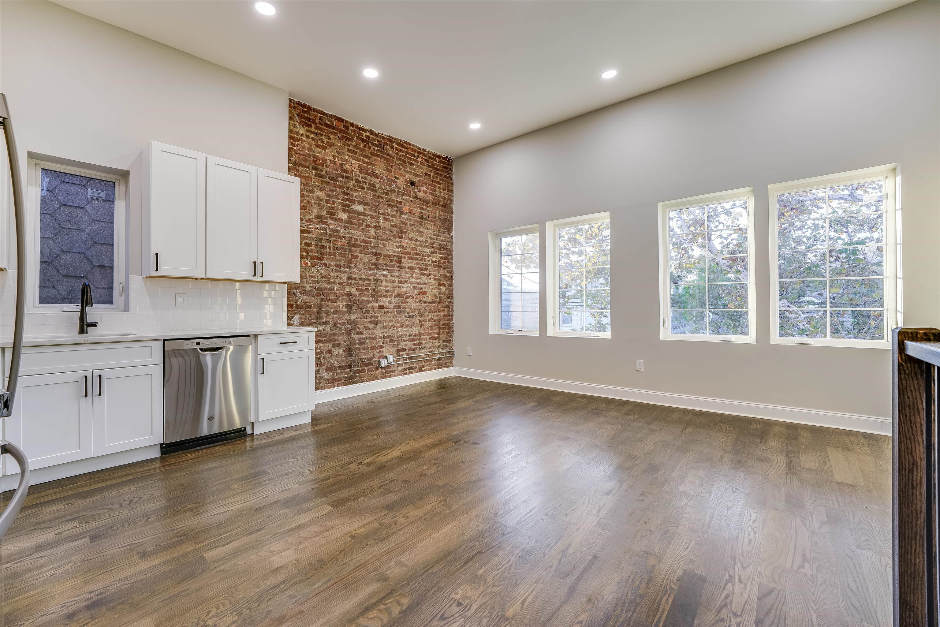 172 MALLORY AVE Unit: 2