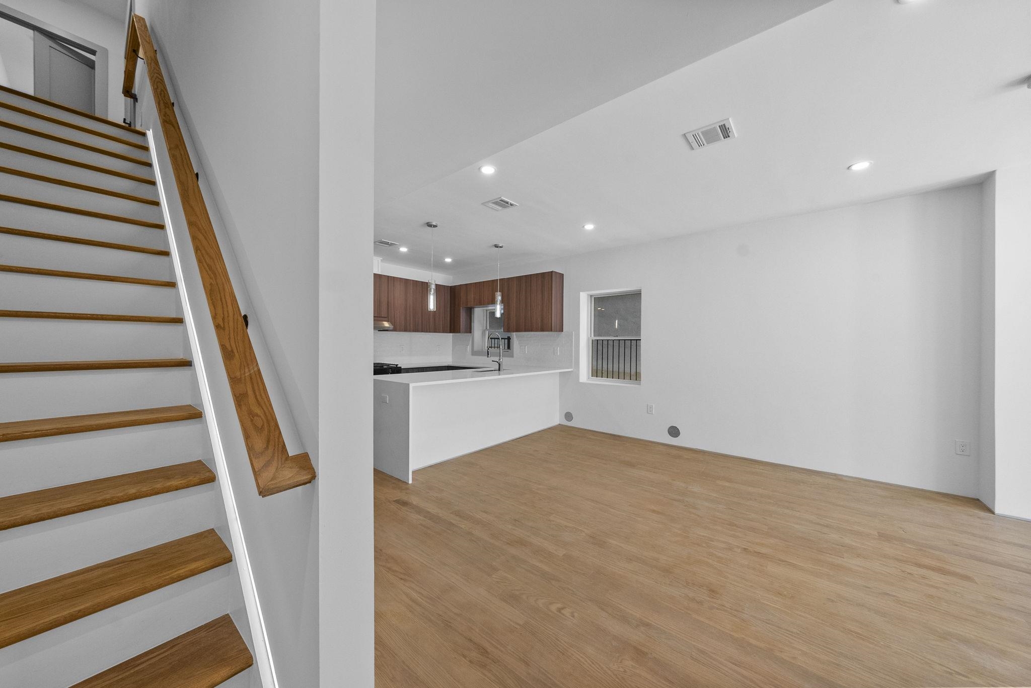 600 BRAMHALL AVE Unit: 1