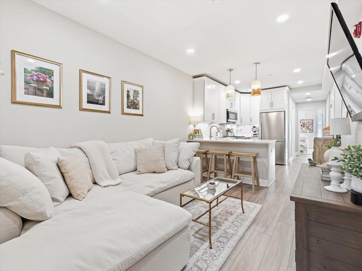 406 MADISON ST Unit: 3R