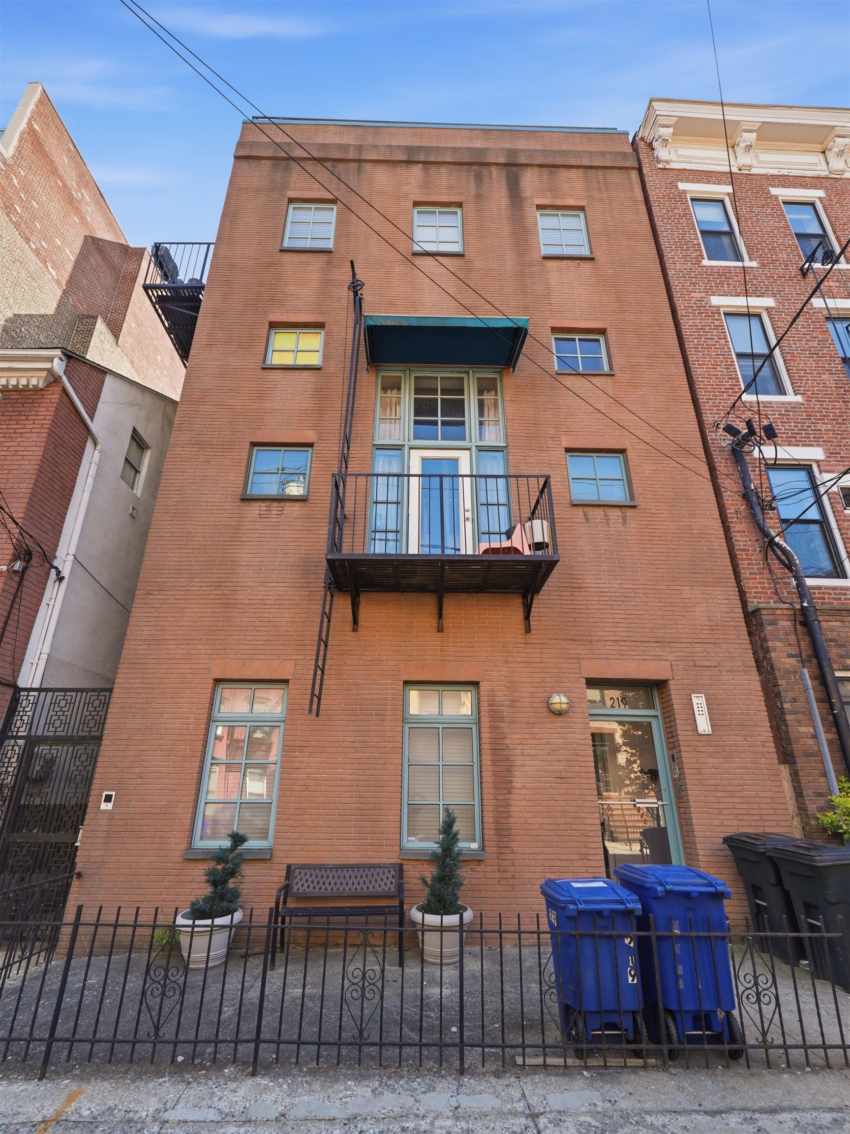 219 BLOOMFIELD ST Unit: B3