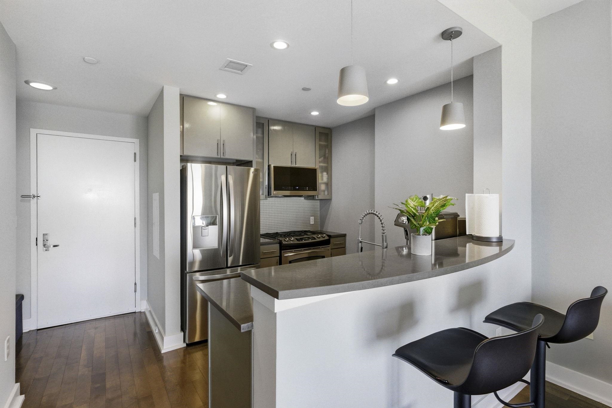 3312 HUDSON AVE Unit: 6N