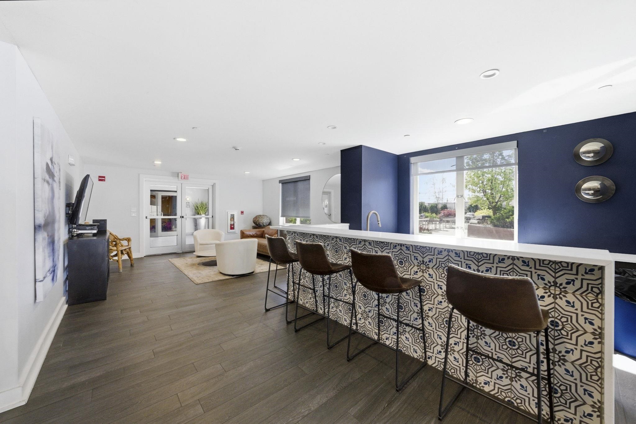 3312 HUDSON AVE Unit: 6N