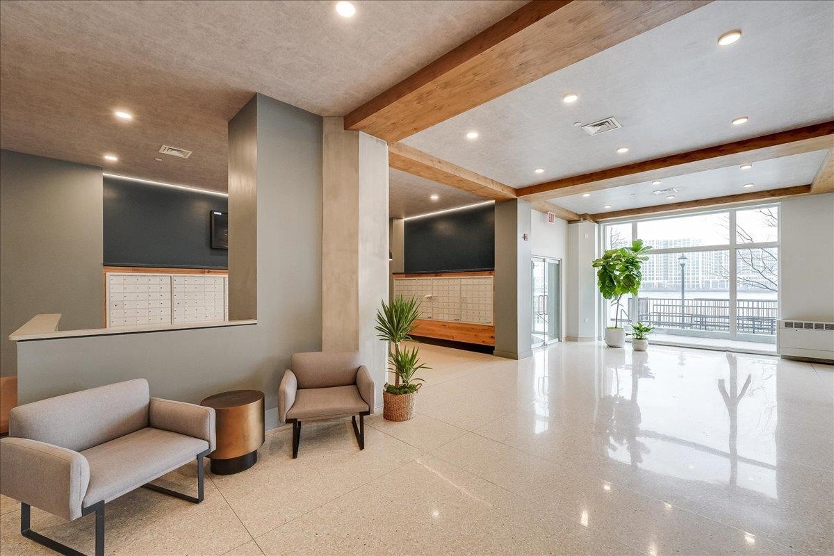 1500 HUDSON ST Unit: 2L
