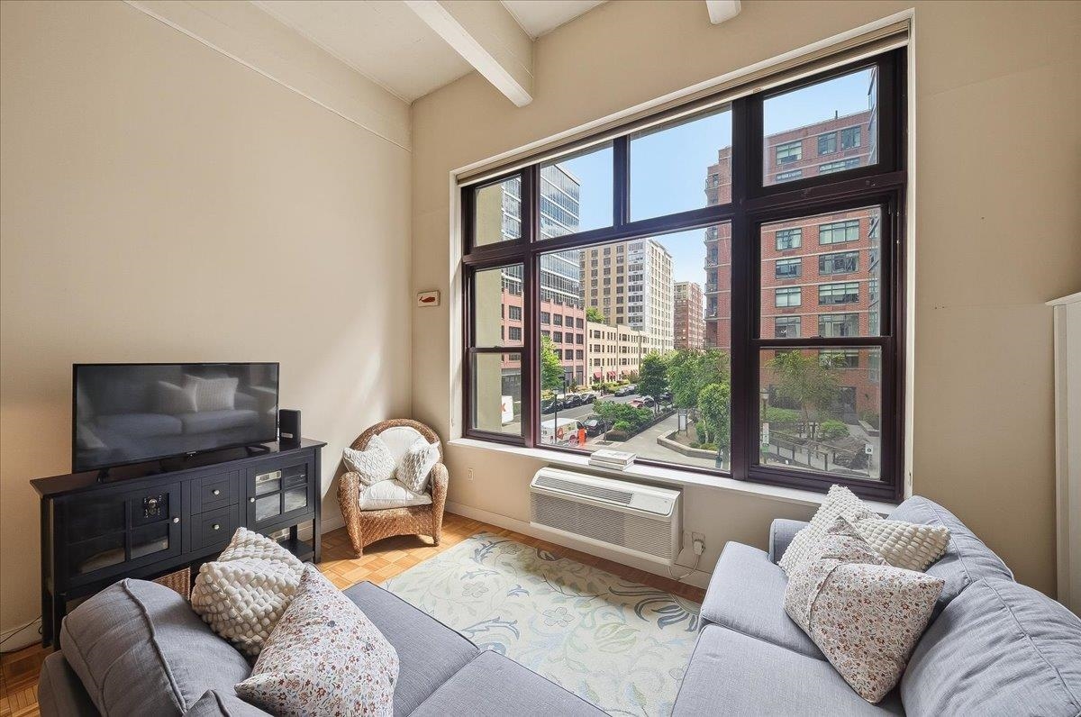 1500 HUDSON ST Unit: 2L