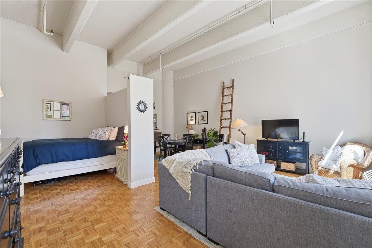 1500 HUDSON ST Unit: 2L