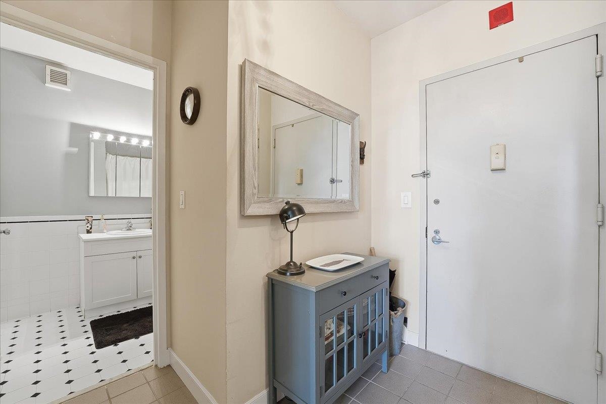 1500 HUDSON ST Unit: 2L