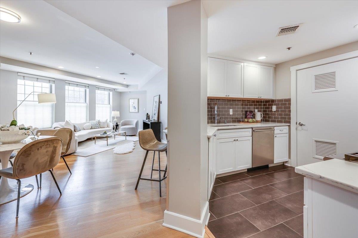 1100 CLINTON ST Unit: 101