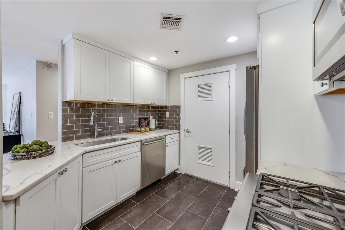 1100 CLINTON ST Unit: 101