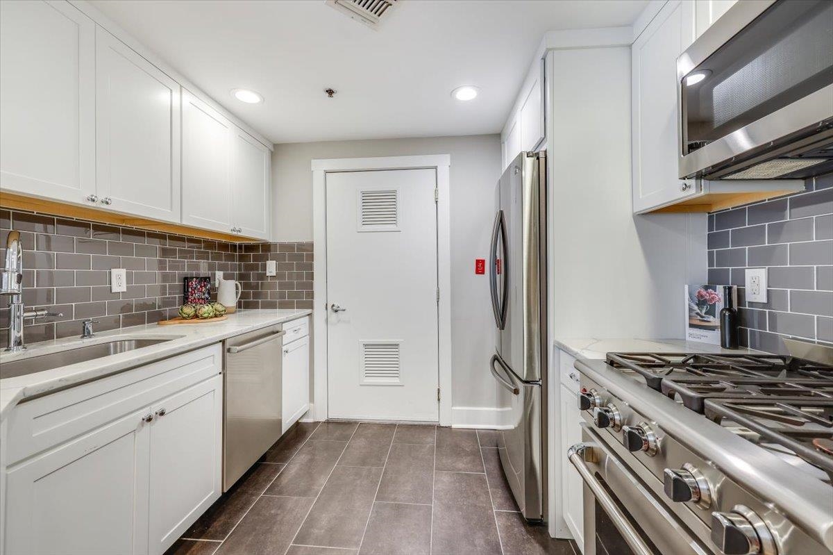 1100 CLINTON ST Unit: 101