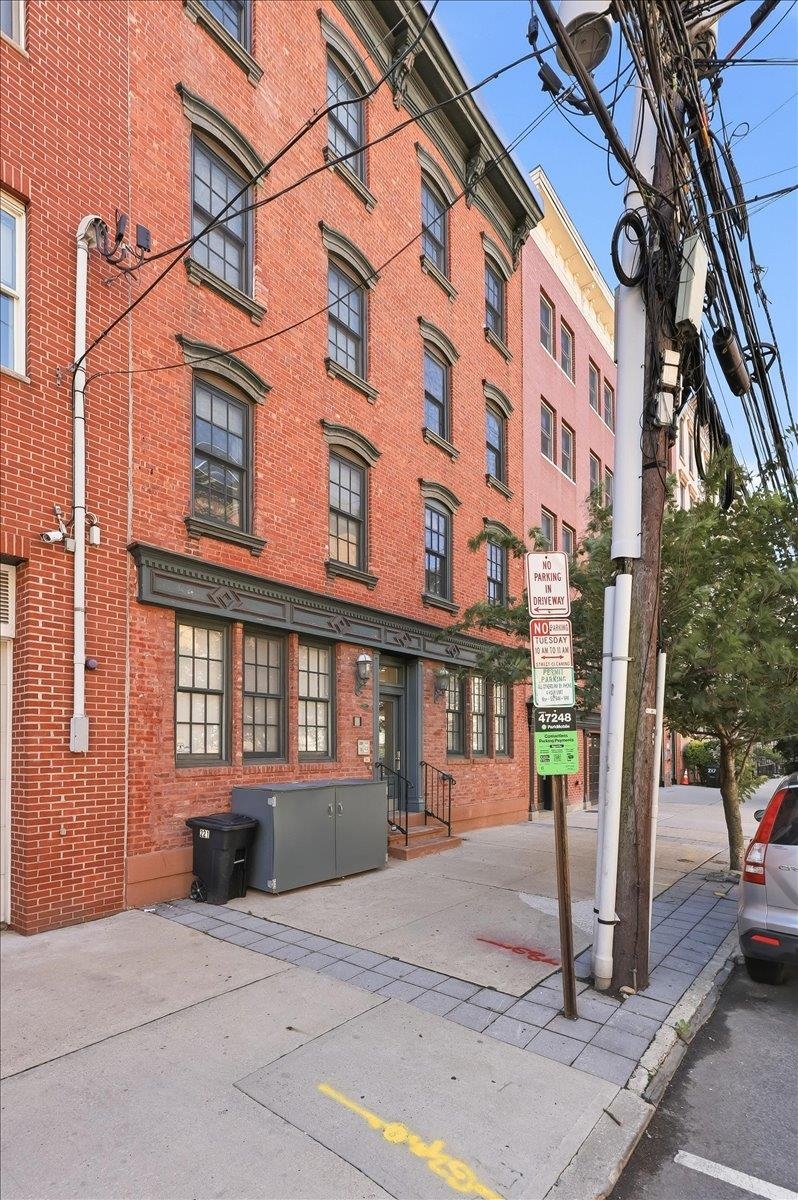 221 WILLOW AVE