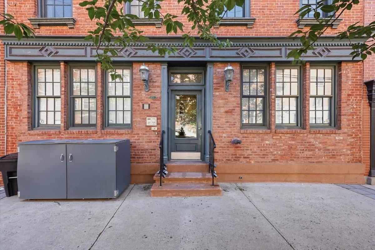 221 WILLOW AVE