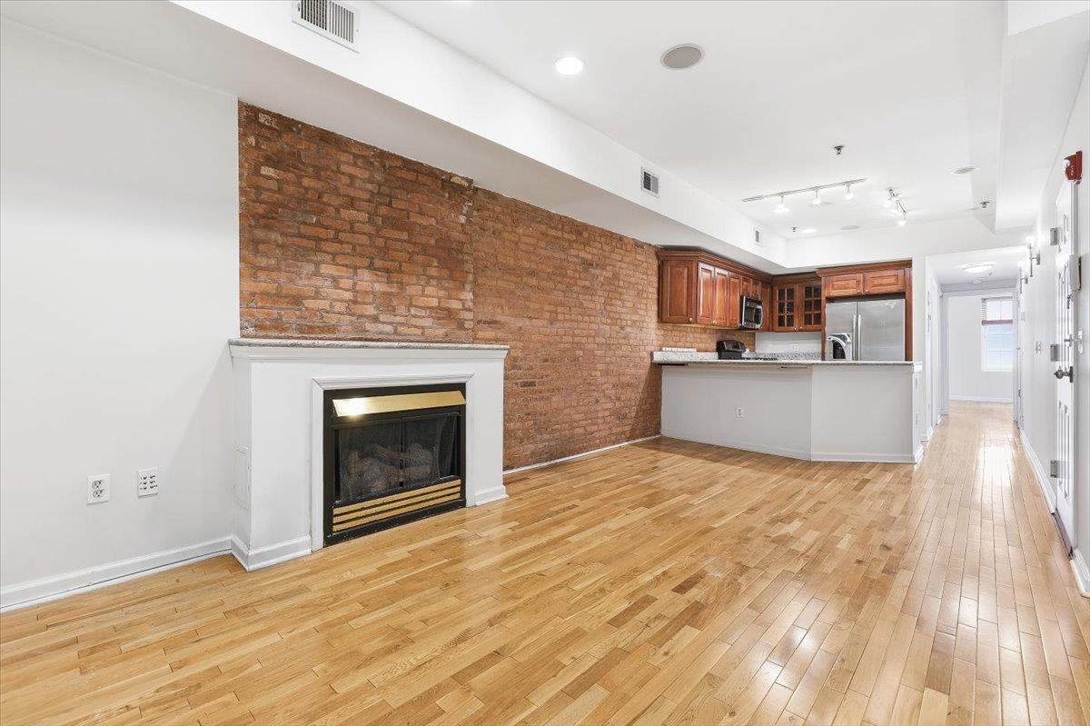 221 WILLOW AVE