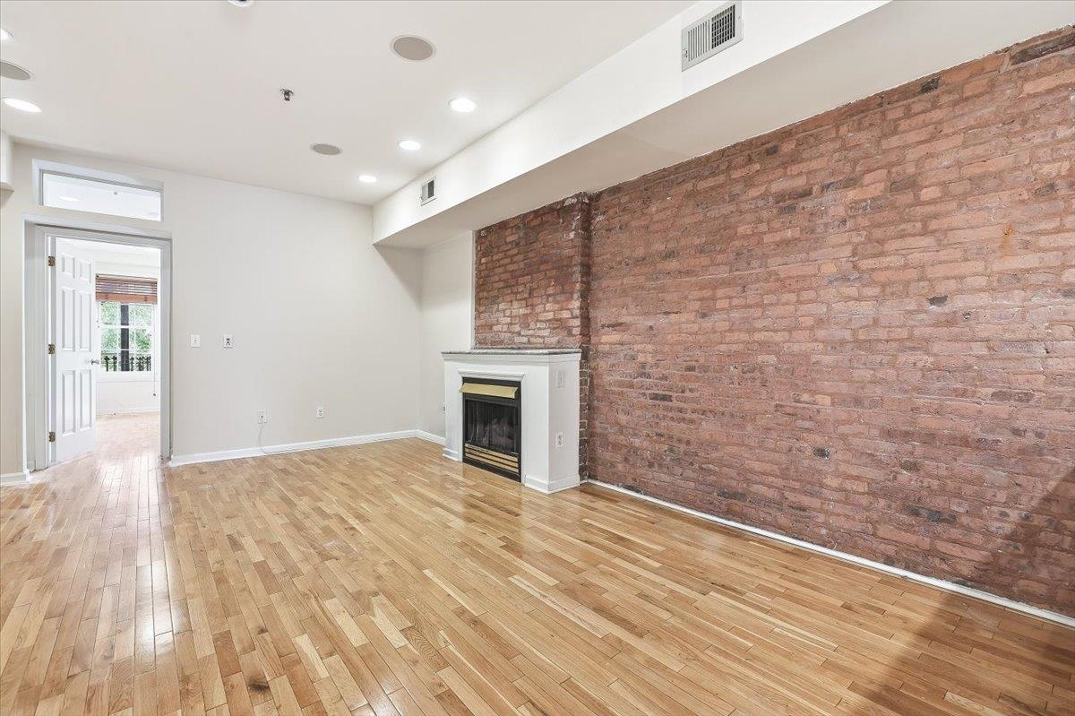 221 WILLOW AVE
