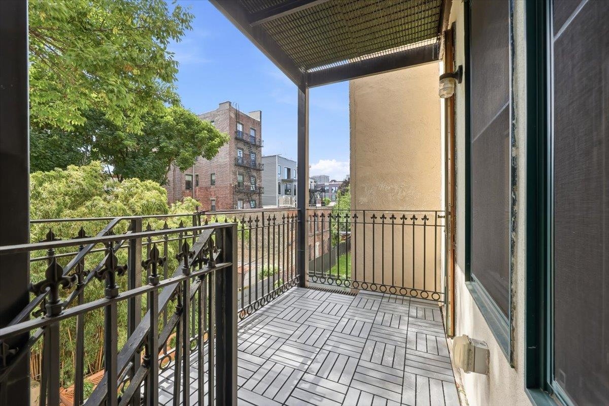 221 WILLOW AVE