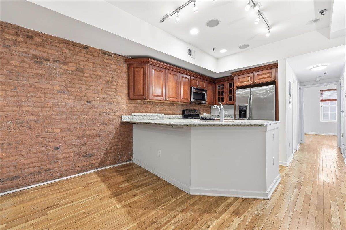 221 WILLOW AVE