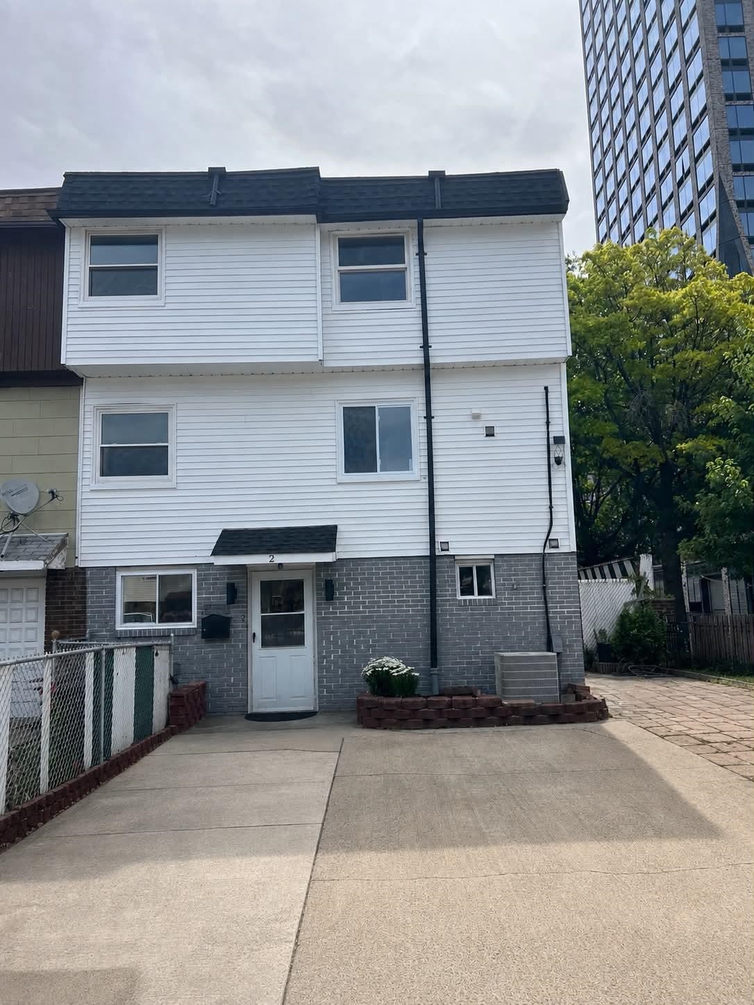2 LAUREL CT