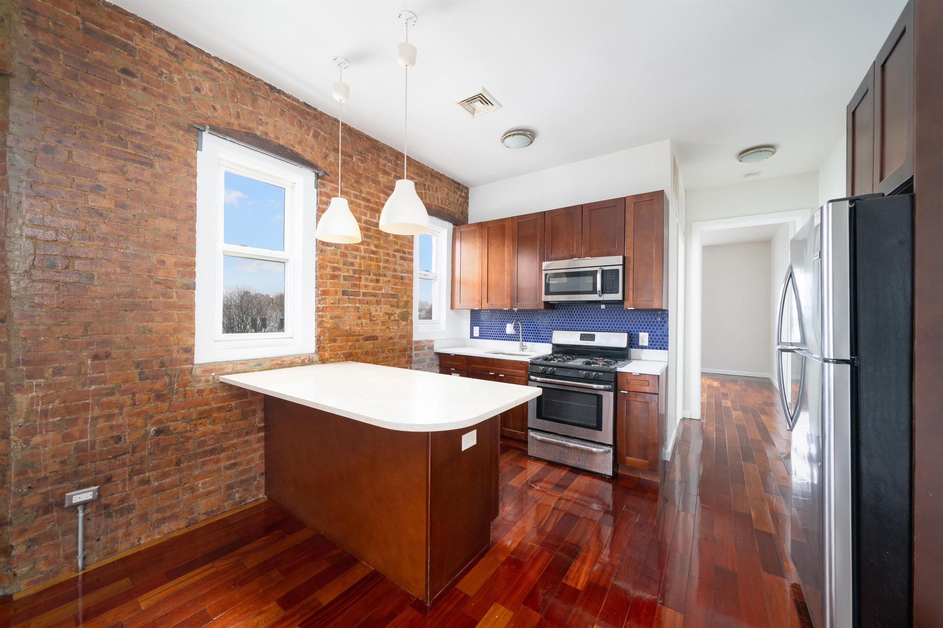 386 BERGEN AVE