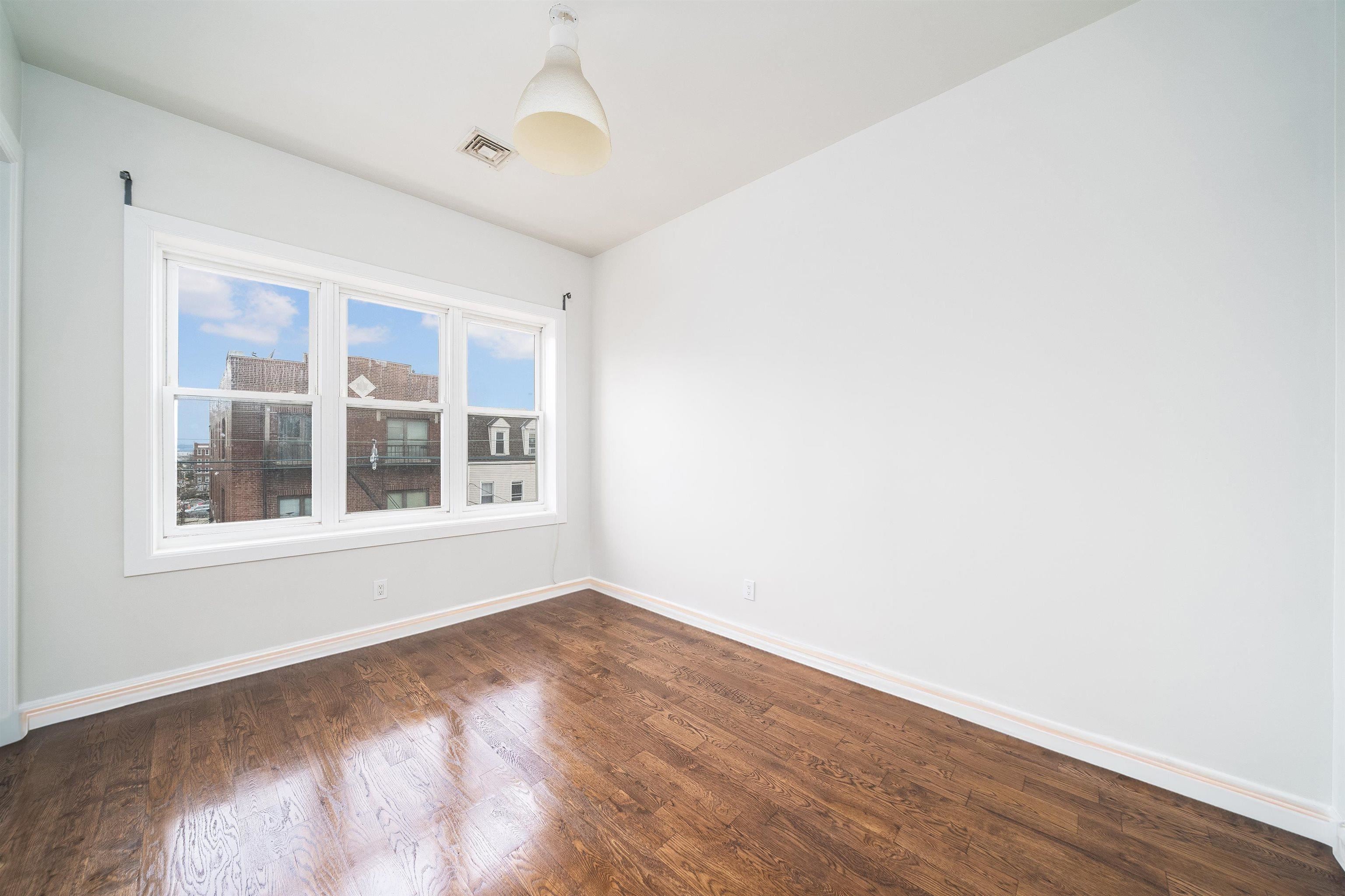 386 BERGEN AVE