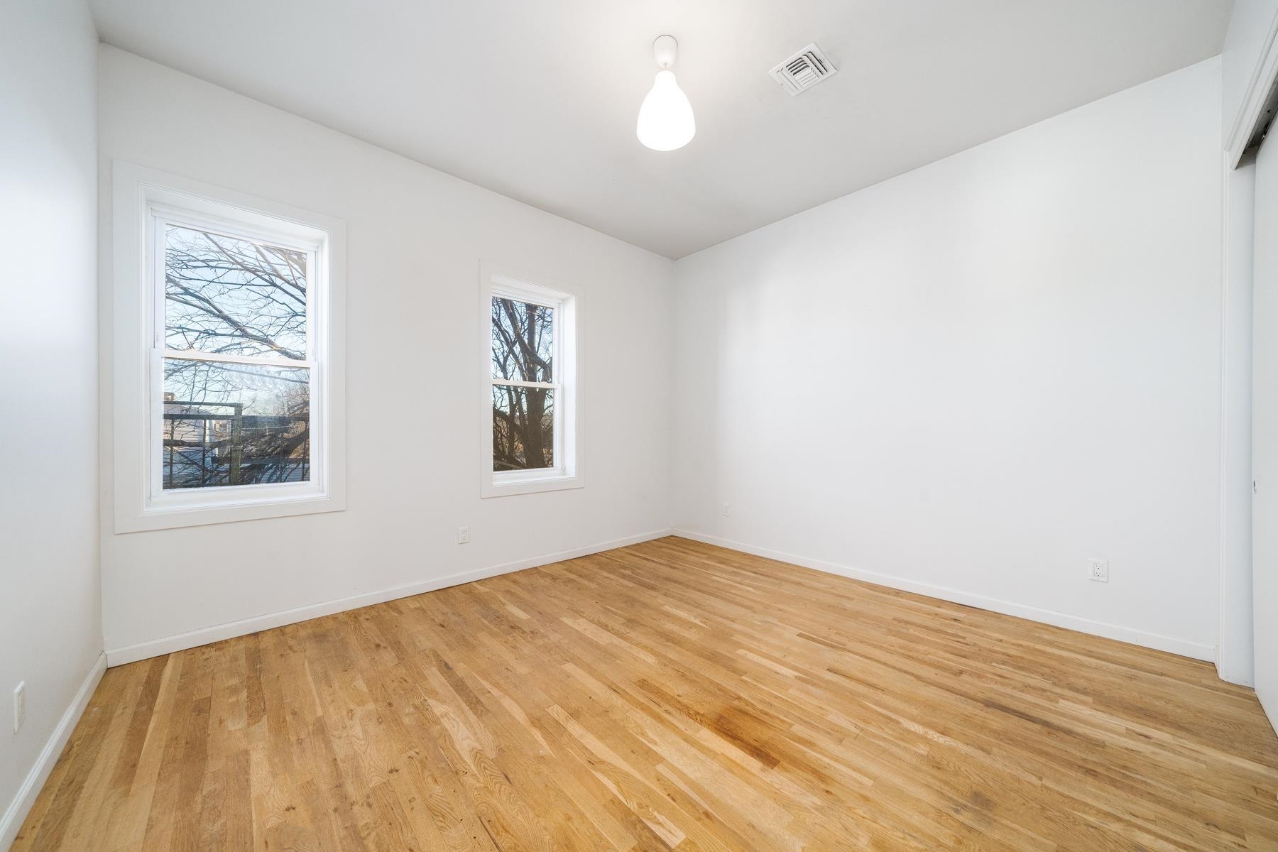 386 BERGEN AVE
