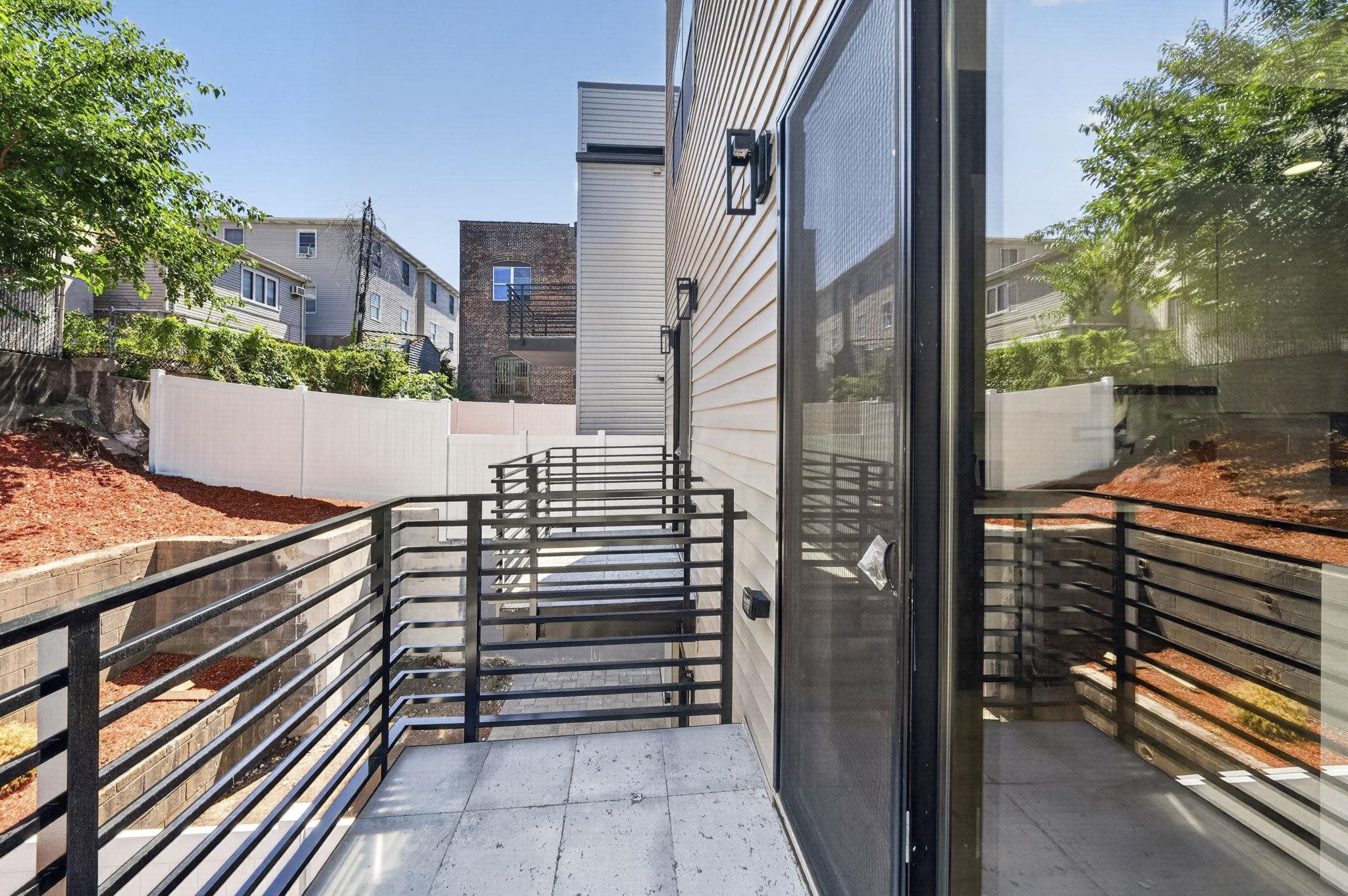 104 TERRACE AVE Unit: 1