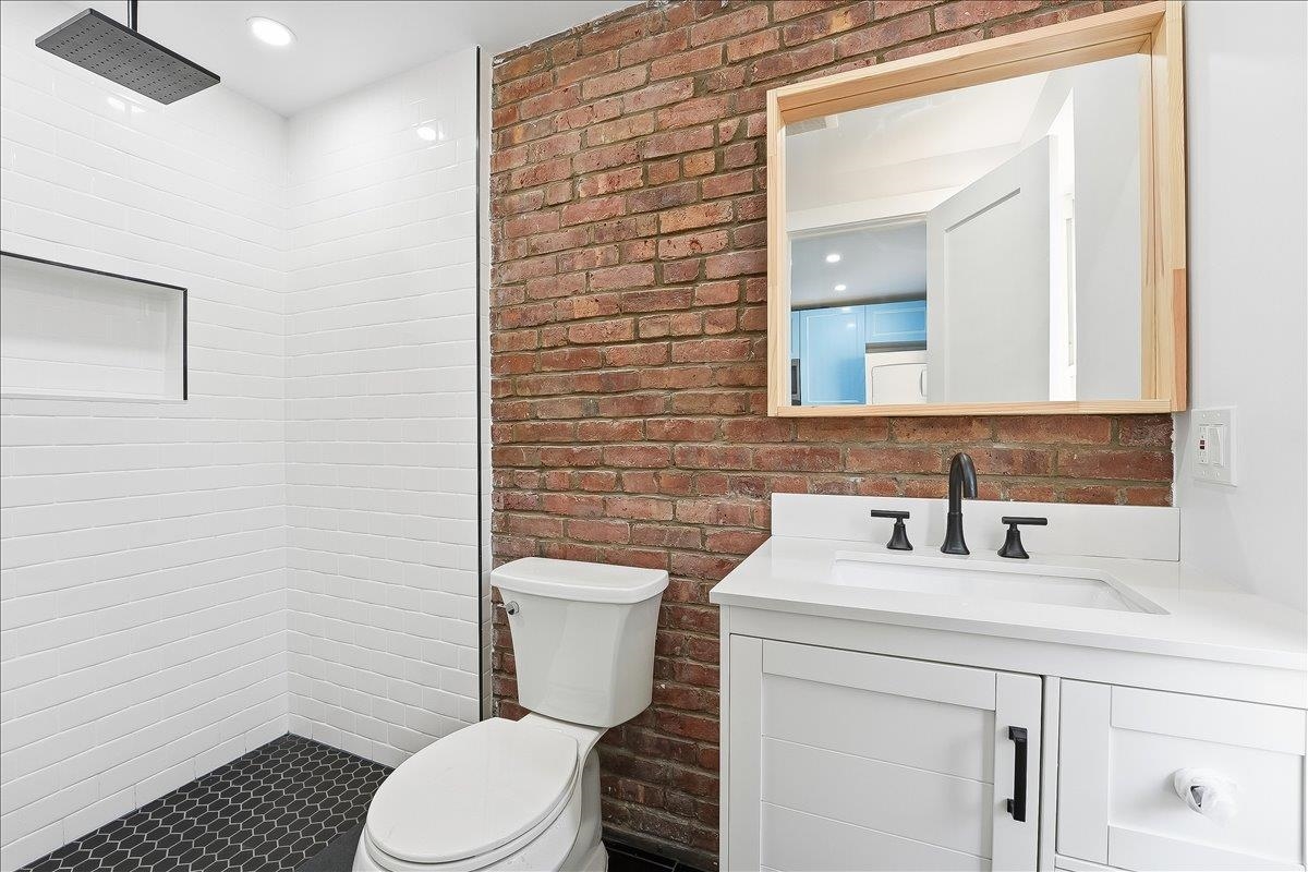 216 6TH ST Unit: 2