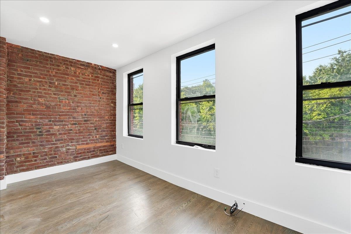 216 6TH ST Unit: 2