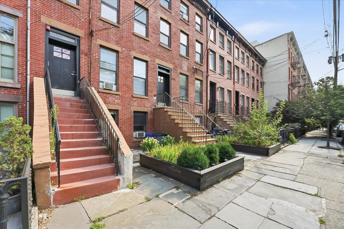 216 6TH ST Unit: 2