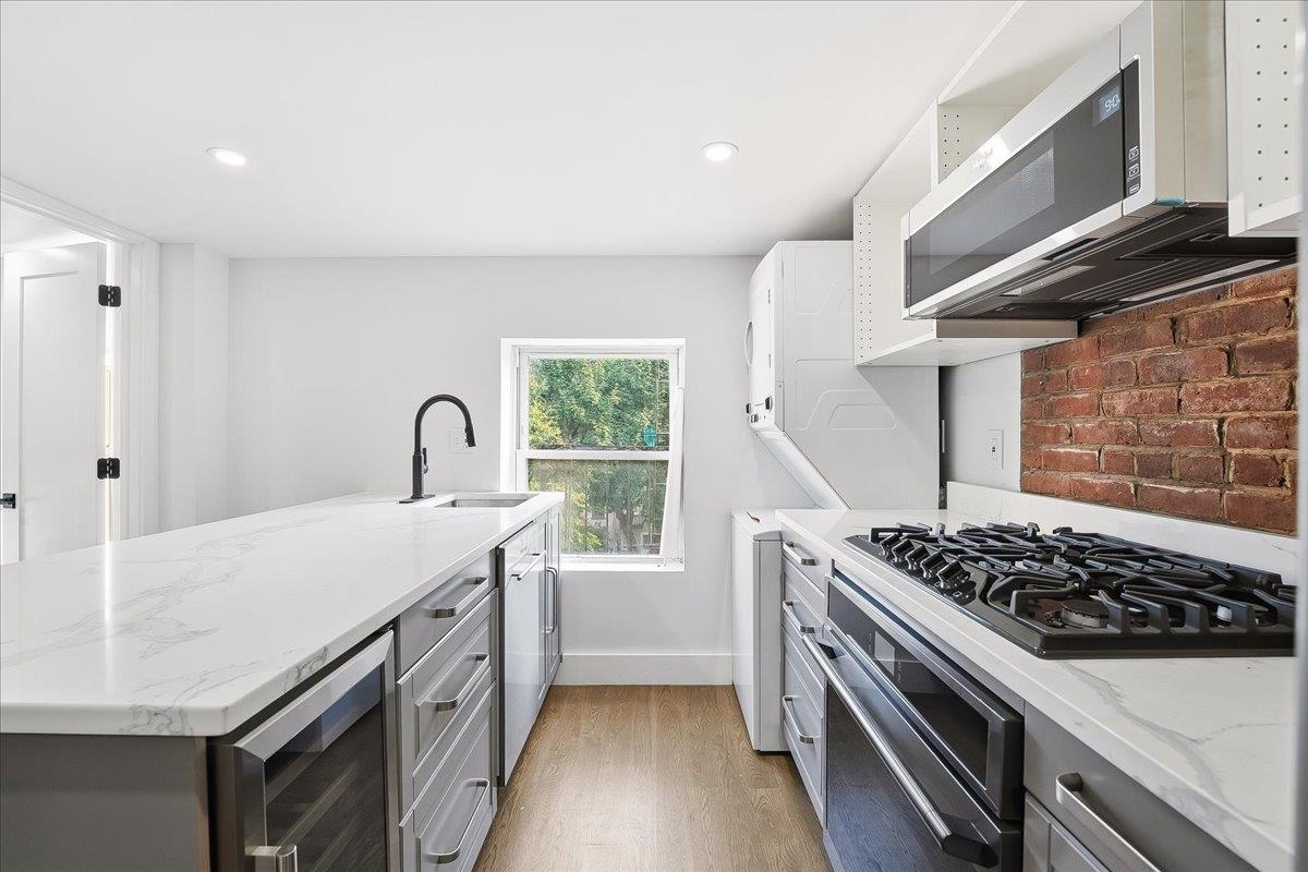 216 6TH ST Unit: 3