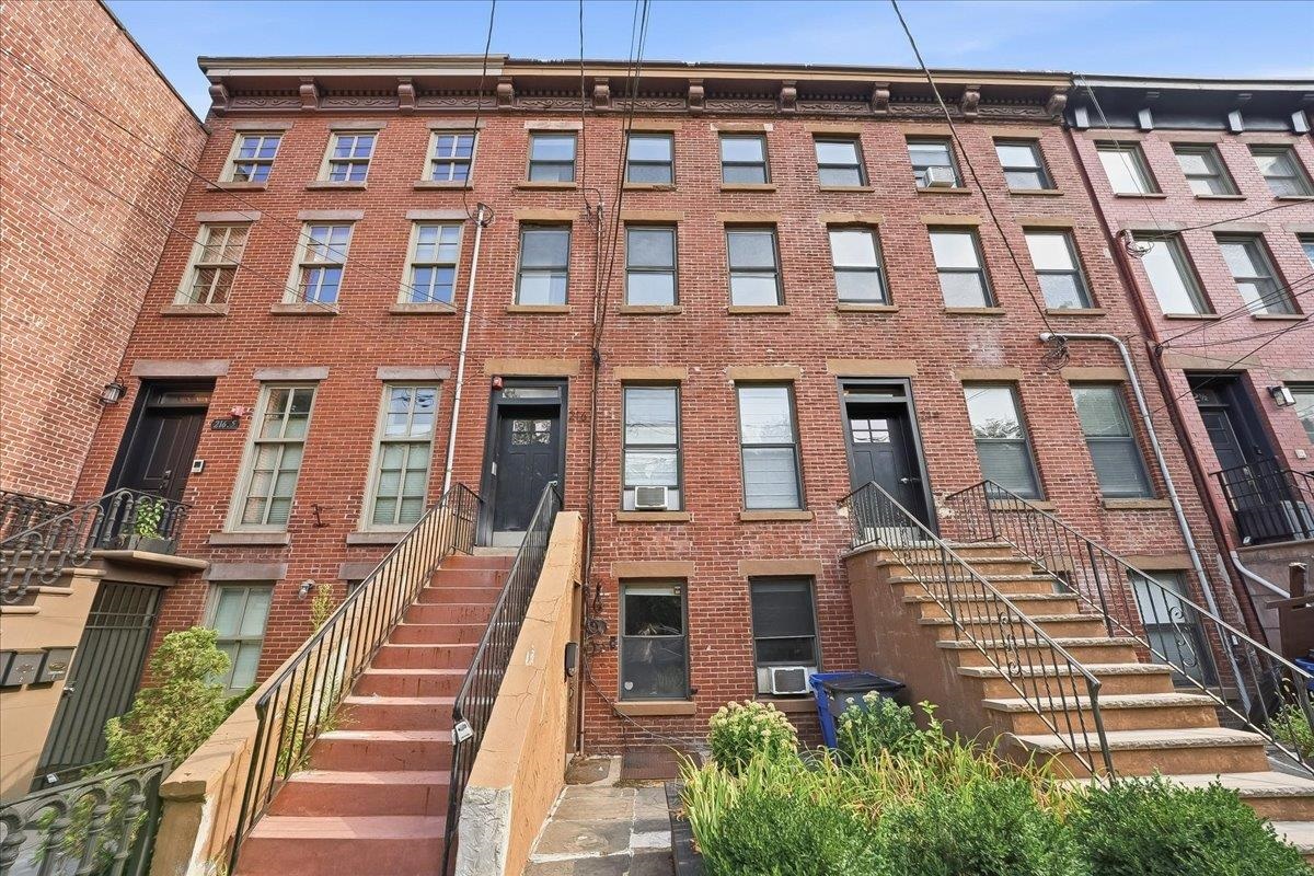 216 6TH ST Unit: 3
