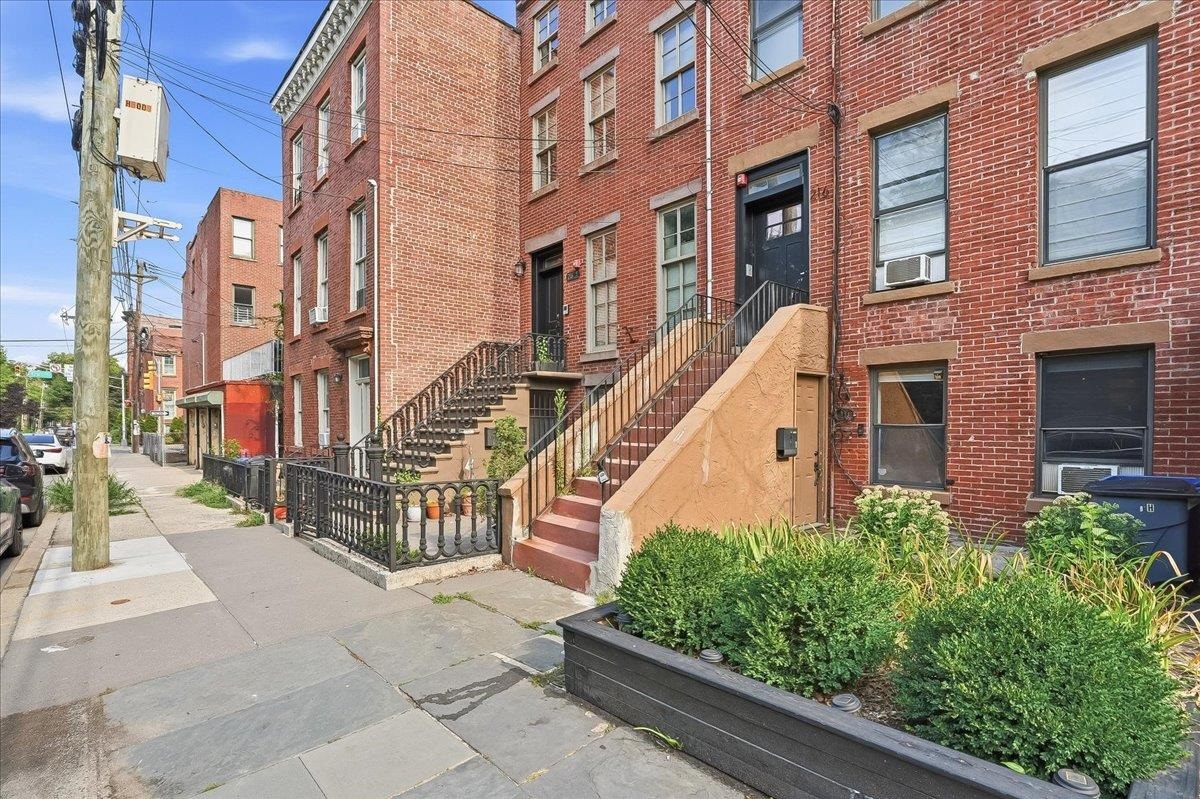 216 6TH ST Unit: 3