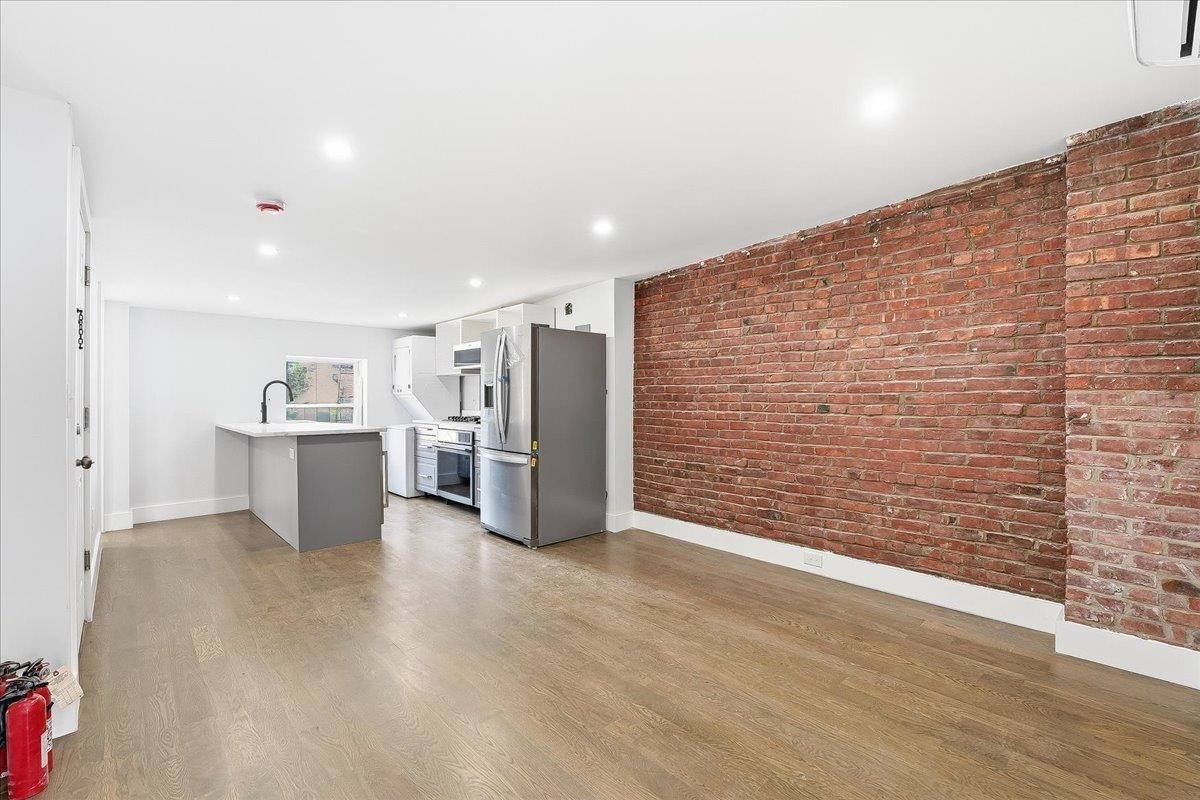 216 6TH ST Unit: 3