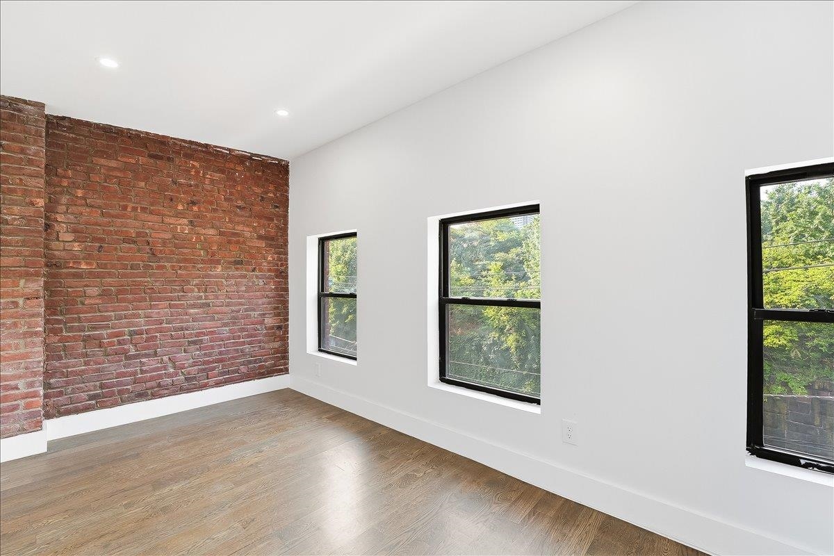 216 6TH ST Unit: 3