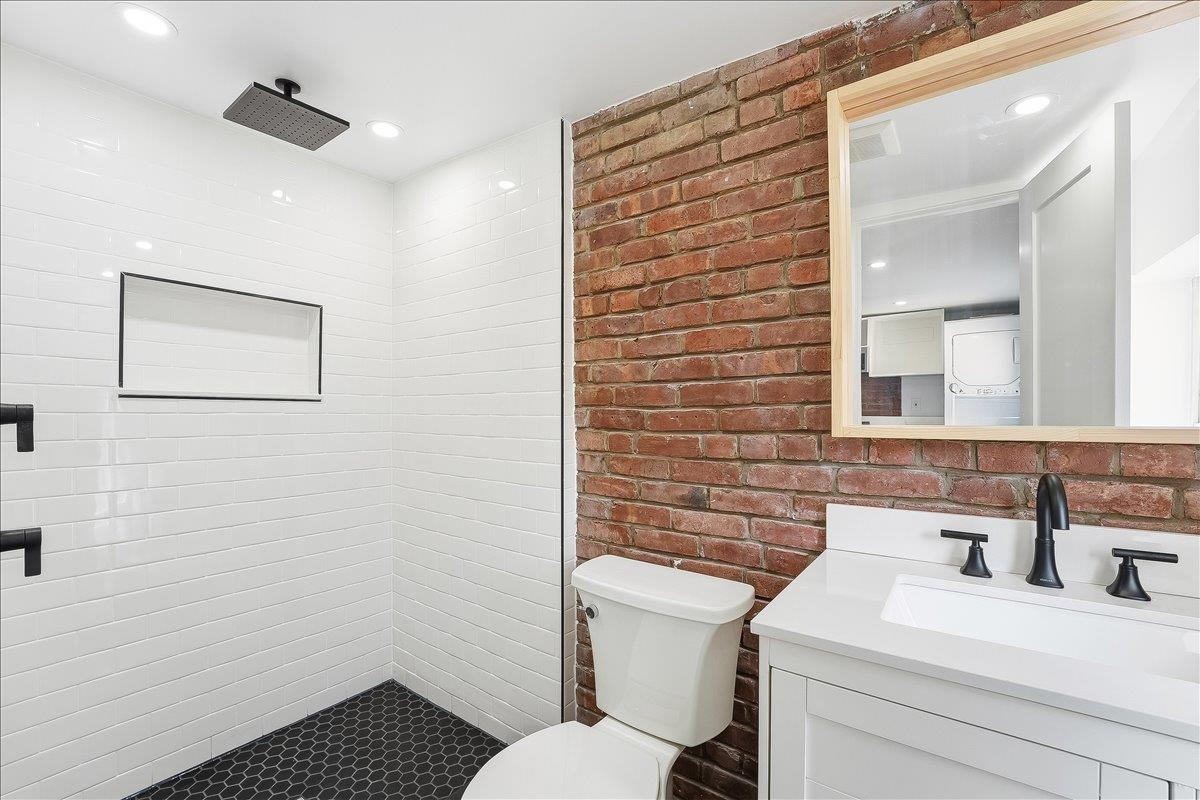 216 6TH ST Unit: 3