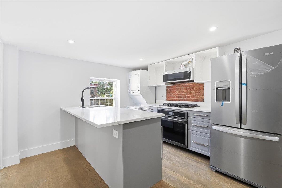 216 6TH ST Unit: 3