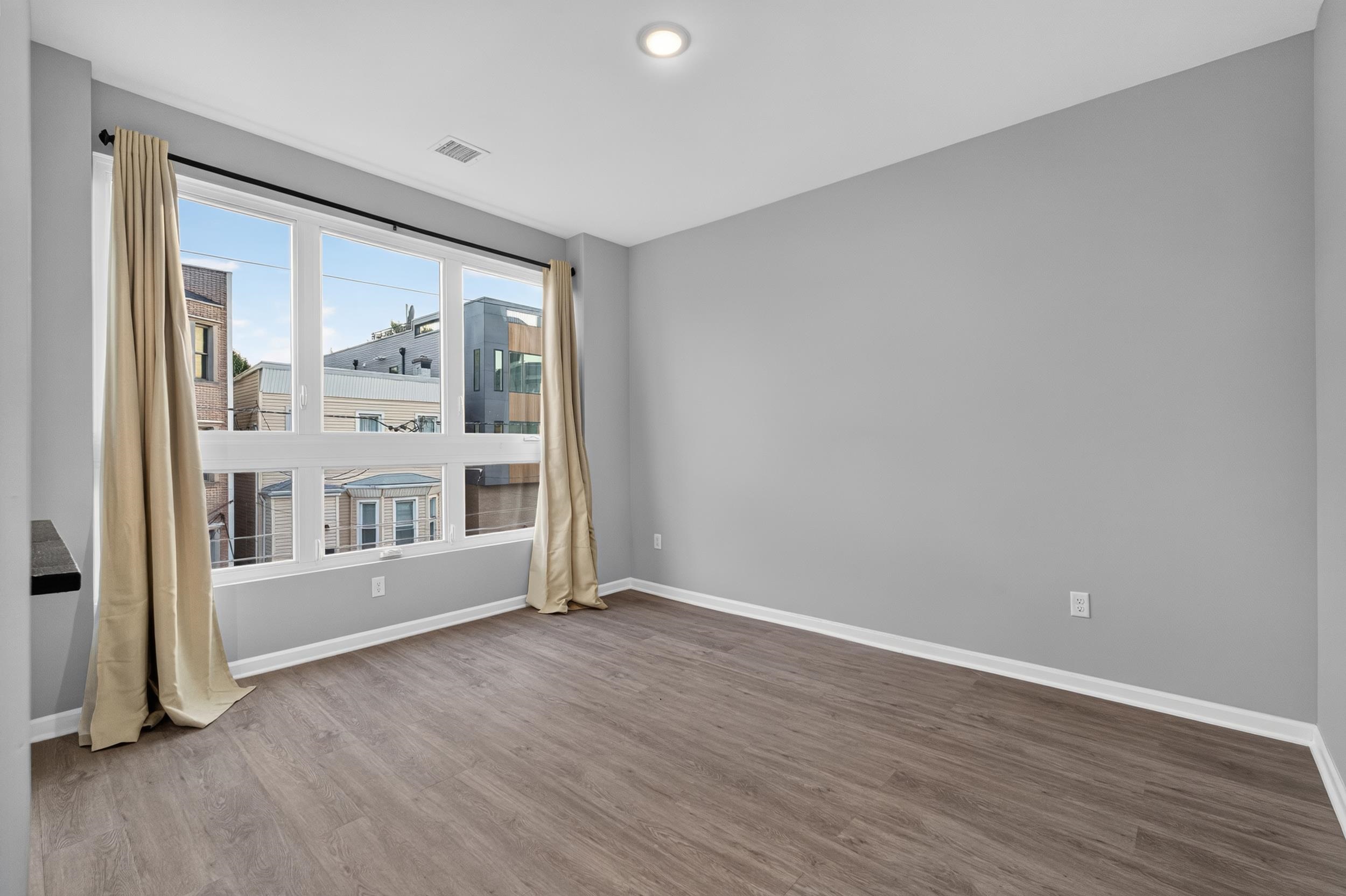 10 GRAHAM ST