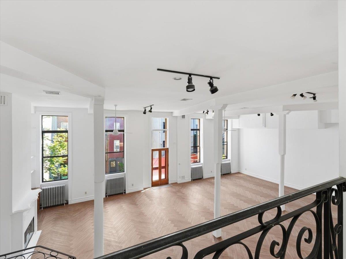 299 PAVONIA AVE Unit: 2-3