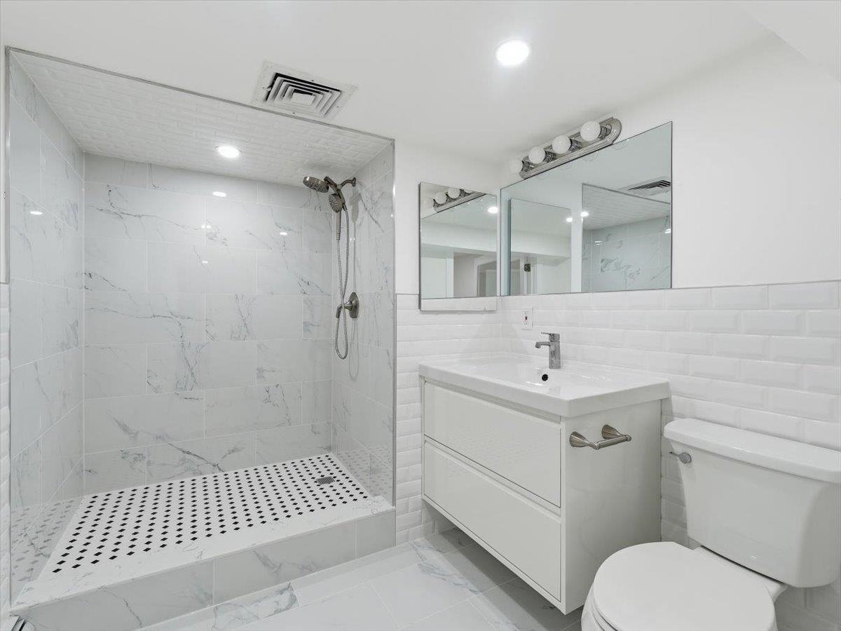 299 PAVONIA AVE Unit: 2-3