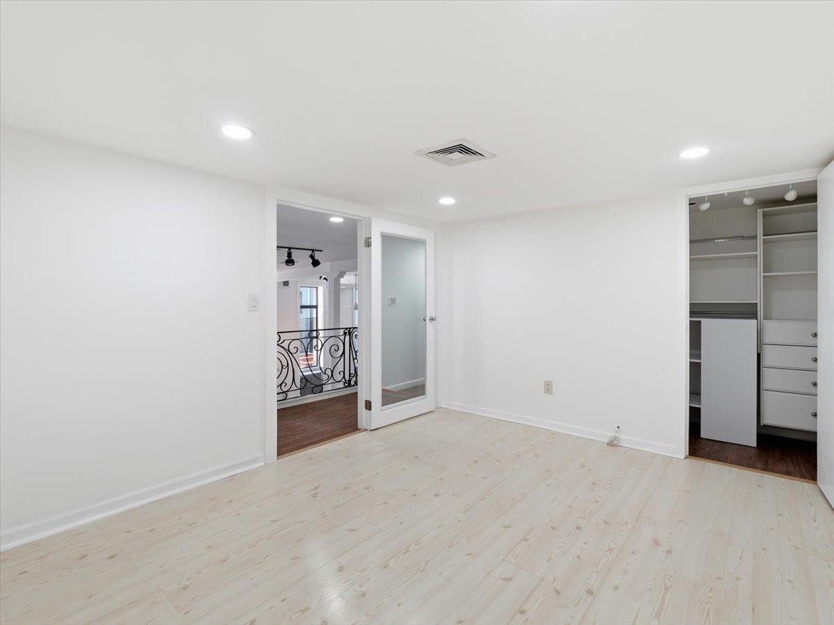 299 PAVONIA AVE Unit: 2-3