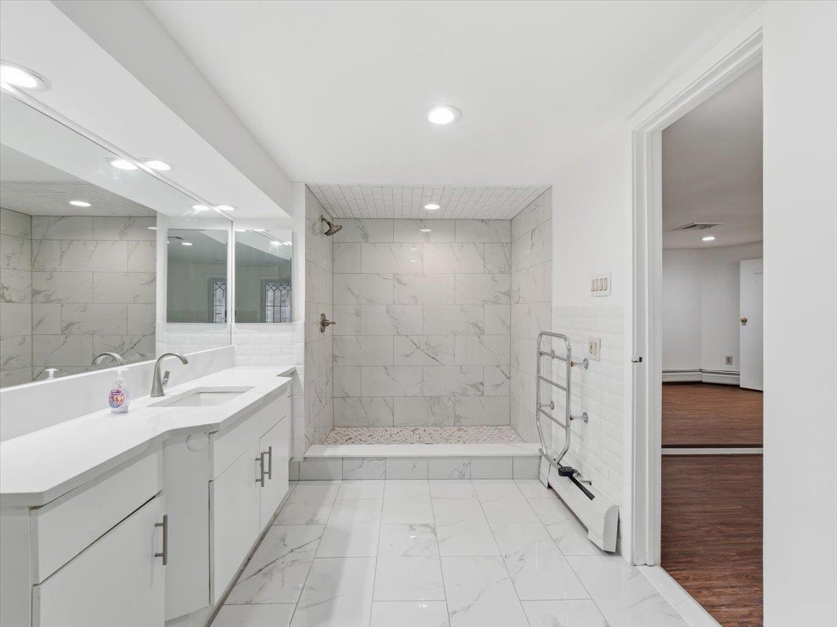299 PAVONIA AVE Unit: 2-3