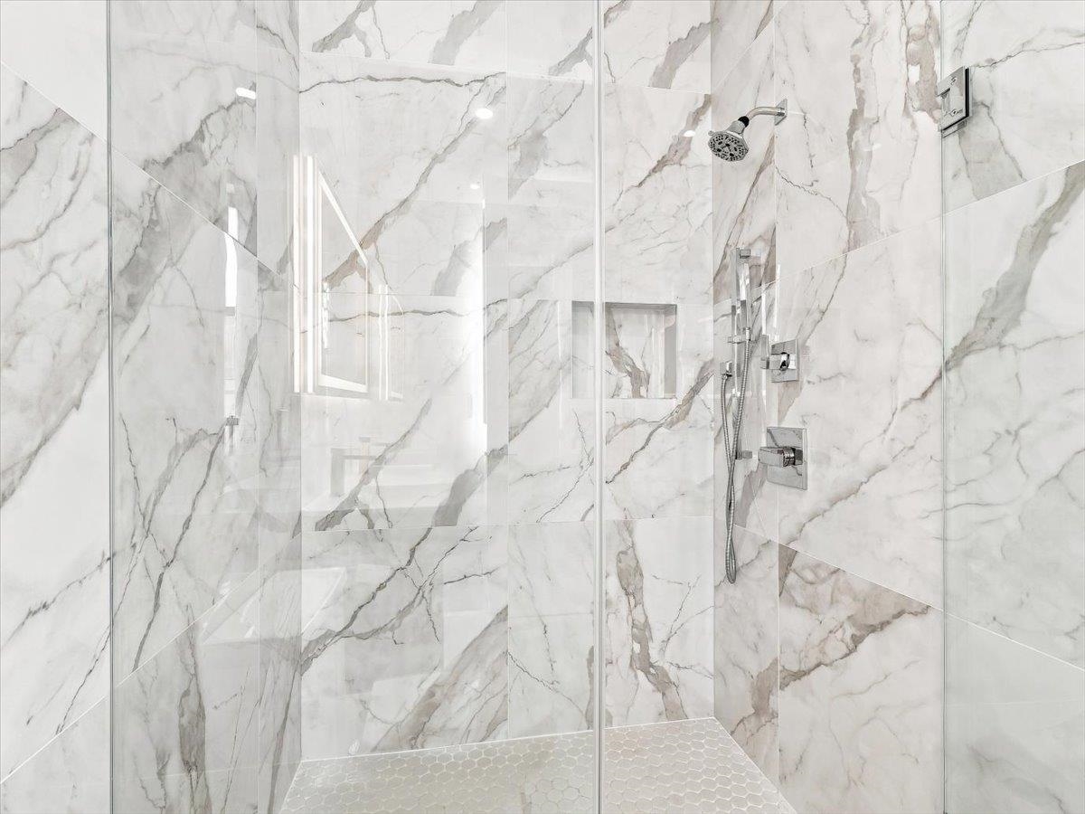 220 FREEMAN AVE Unit: 1