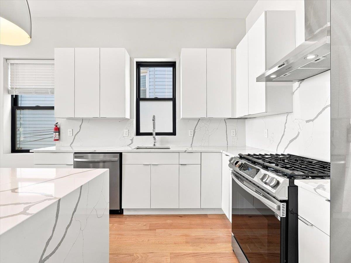 220 FREEMAN AVE Unit: 1